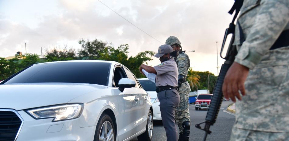Labores de inspección de agentes militares y policiales durante el toque de queda en Santo Domingo. Archivo/LD
