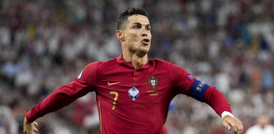 Cristiano Ronaldo celebra tras convertir de penal el primer gol de Portugal en el empate 2-2 contra Francia en la Euro 2020.