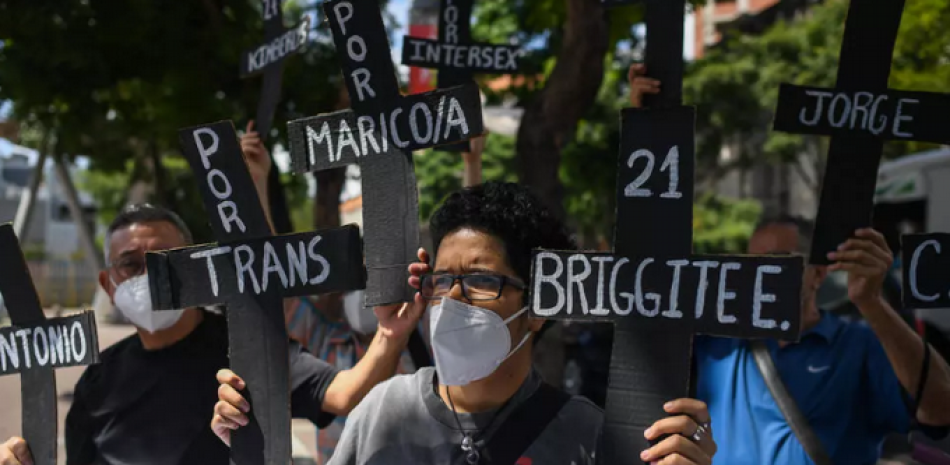 Miembros de la comunidad LGBTI participan de una protesta para exigir respeto a sus derechos en el marco del Mes del Orgullo, en la plaza Alfredo Sadel en Caracas, el 21 de junio de 2021. Federico PARRA AFP