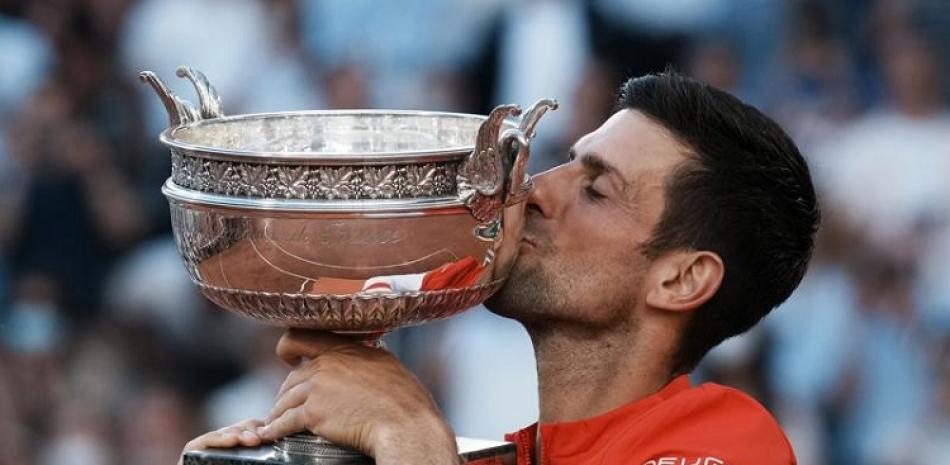 Novak Djokovic besa el trofeo tras derrotar a Stefanos Tsitsipas en la final del Abierto de Francia.