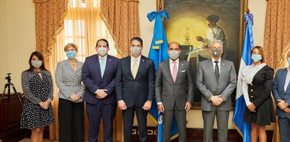 La firma del acuerdo se realizó en el salón Los Trinitarios del Palacio Nacional de la Presidencia de la República, acto encabezado por el ministro de la Presidencia Lisandro Macarrulla.
