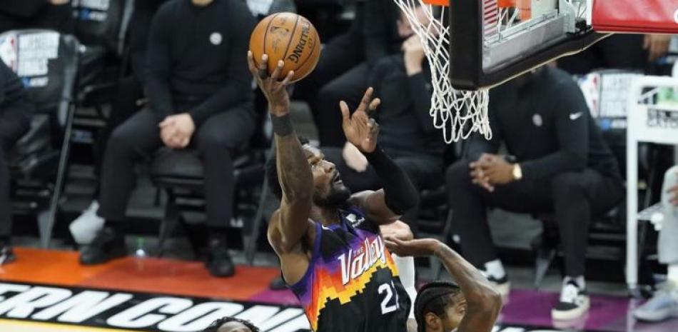 Deandre Ayton, de los Suns, realiza un intento al canasto en el segundo cuarto del partido del martes por la noche frente a los Clippers, el segundo de la final del Oeste de la NBA.