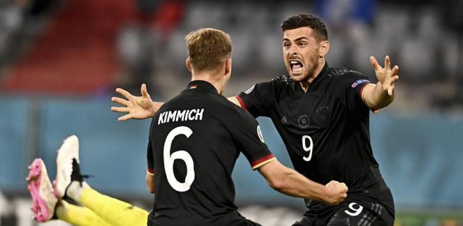 Joshua Kimmich (izquierda) y Kevin Volland, de la selección de Alemania, festejan luego de conseguir el segundo gol ante Hungría en un partido de la Eurocopa.