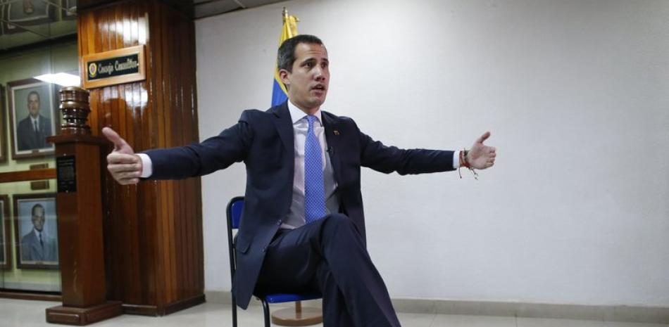 El líder opositor Juan Guaido mueve los brazos durante una entrevista con The Associated Press en Caracas, Venezuela, el viernes 21 de febrero de 2020.

AP: Foto/Ariana Cubillos