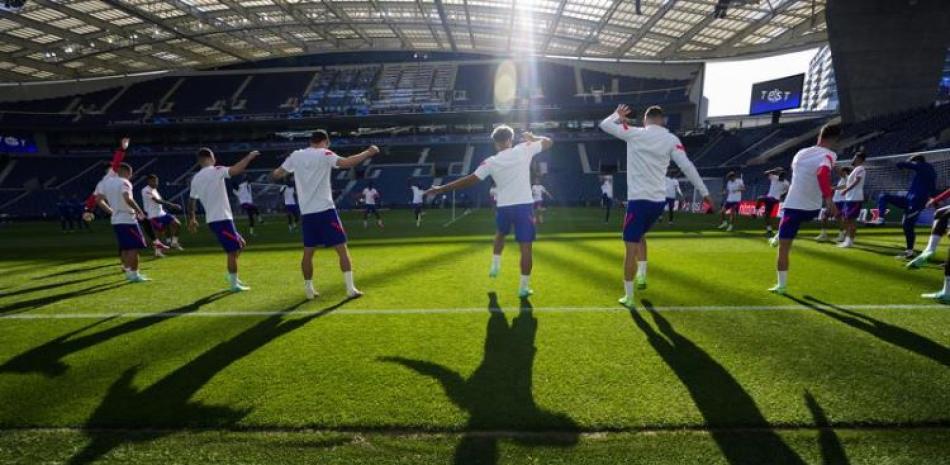 Los jugadores de Chelsea durante un entrenamiento previo a la final de la Liga de Campeones contra el Manchester City, en Oporto, Portugal.