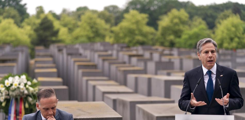 El secretario de Estado estadounidense Antony Blinken, derecha, ofrece un discurso en compañía del primer ministro alemán Heiko Maas en una ceremonia sobre el lanzamiento de un Diálogo sobre el Holocausto entre Estados Unidos y Alemania, en el Monumento a los Judíos Asesinados de Europa en Berlín, el jueves 24 de junio de 2021.

Foto: AP/Andrew Harnik