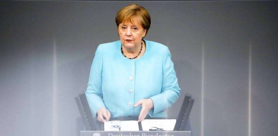 La canciller alemana Angela Merkel informa al Parlamento alemán antes de una cumbre de la Unión Europea, en el Bundestag de Berlín, Alemania, el jueves 24 de junio de 2021.

Foto: AP/Markus Schreiber