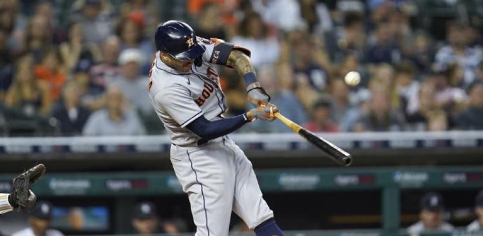 Carlos Correa, de los Astros, sacude un jonrón de dos carreras ante los Tigres de Detroit en el quinto inning del juego de la MLB.