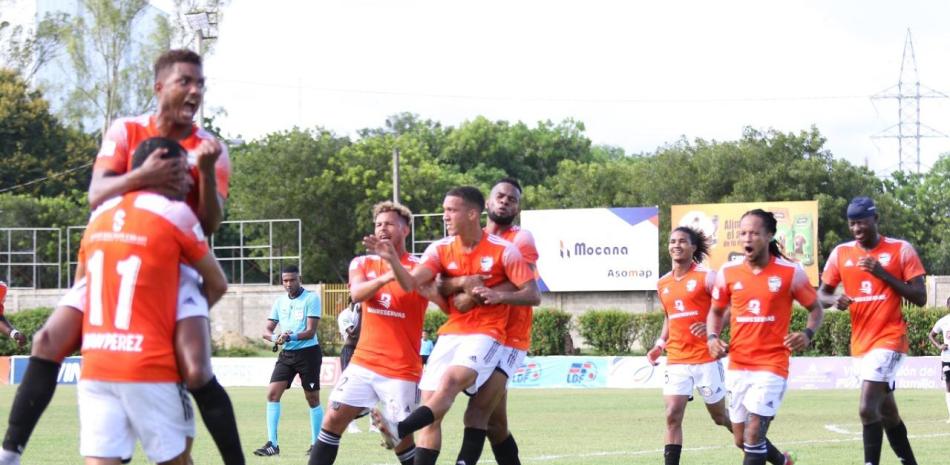 Jugadores del onceno Cibao FC festejan luego de acreditarse un triunfo por goleada de 4-0 ante Moca FC.
