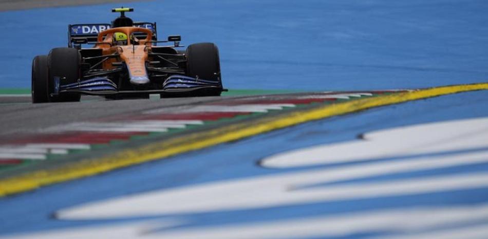 El piloto británico Lando Norris, de McLaren, conduce en la segunda sesión de práctica para el GP de Estiria en el circuito Red Bull de Spielberg, Austria.