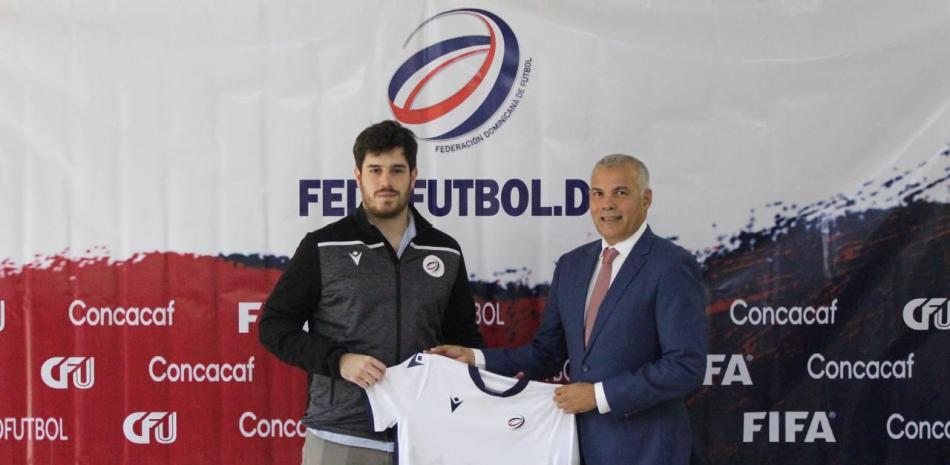 Rubén García, presidente de Fedofútbol entrega la camiseta oficial al nuevo seleccionador, José Benito Rubido Vidal.