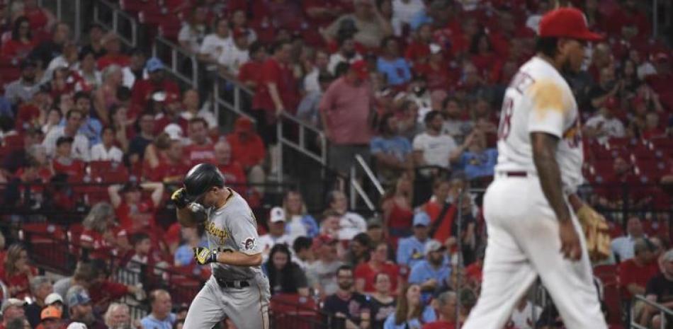 Bryan Reynolds, de los Piratas, corre las bases tras sacudir un bambinazo en el cuarto inning del juego de la MLB que enfrentó a su equipo con los Cardenales de San Luis.