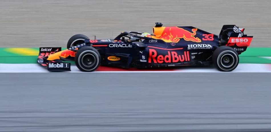 Max Verstappen, de la escudería Red Bull, aparece en acción durante una de las sesiones de prácticas para el Gran Premio de Estiria.