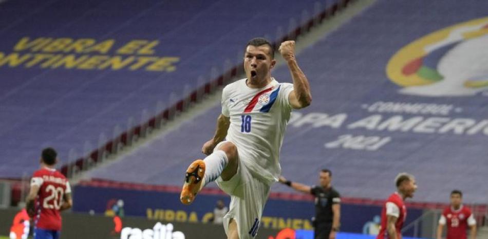 Braian Samudio, de la selección de Paraguay, festeja luego de anotar ante Chile en un encuentro de la Copa América efectuado el jueves 24 de junio de 2021 en Brasilia.