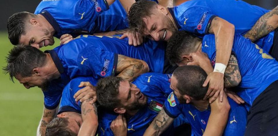 Jugadores de la selección de Italia festejan el segundo gol ante Suiza, en duelo por la Euro 2020 en el Grupo A, en el Estadio Olímpico de Roma, Italia. (AP Foto/Alessandra Tarantino, Pool)