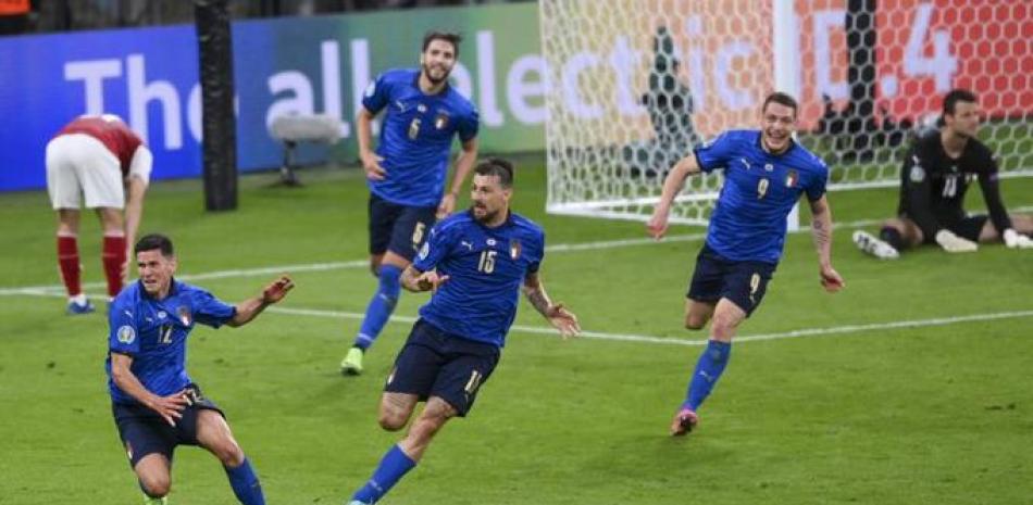 Matteo Pessina de Italia celebra tras anotar el segundo gol de su equipo en el encuentro de la ronda de octavos de final de la Eurocopa ante Austria el sábado 26 de junio de 2021. (Laurence Griffiths/Pool Photo via AP)
