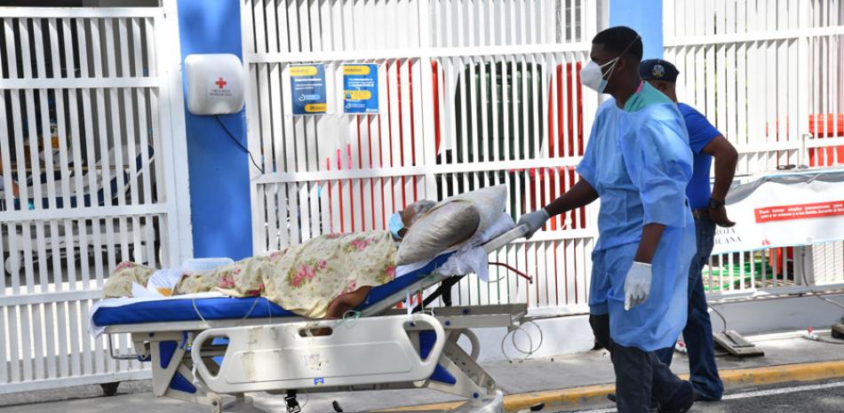 Aunque el hospital Moscoso Puello está lleno de pacientes con Covid, ha bajado la demanda de camas para internamientos.