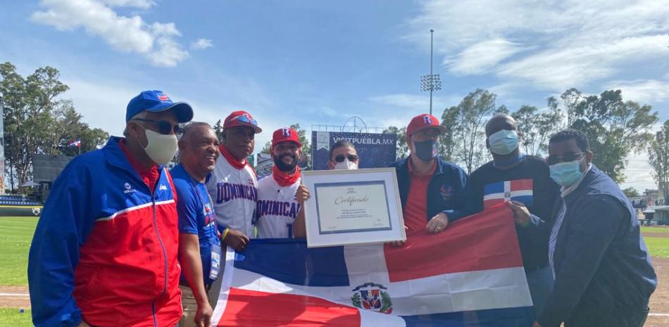 Francisco Camacho, Luisín Mejía y Gerardo Suero Correa junto a part de los jugadores exhiben orgullosos la bandera nacional.