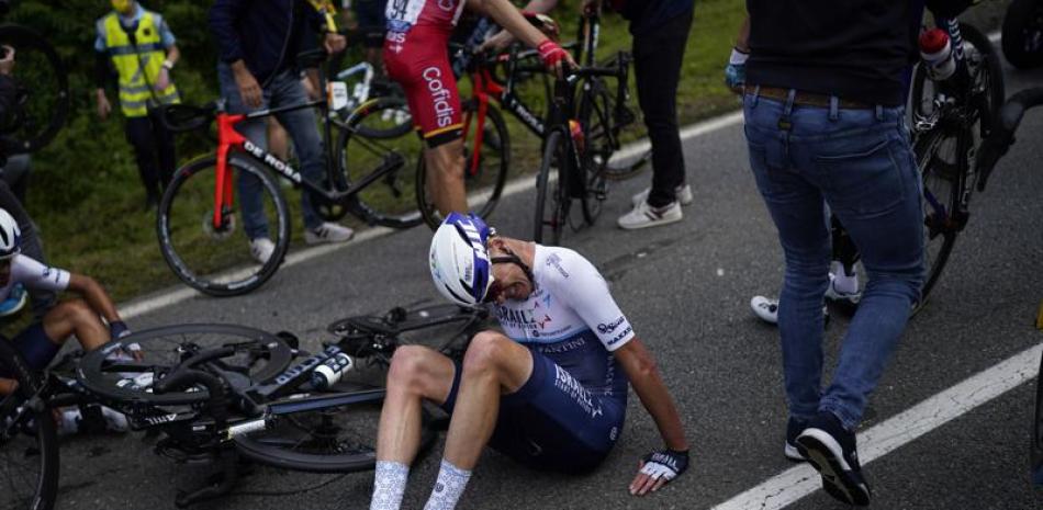 Chris Froome está en el suelo tras un choque en la primera etapa de la Tour de Francia.