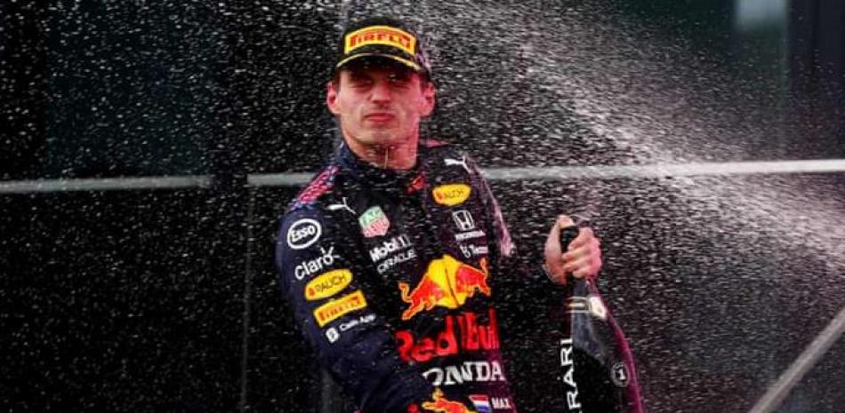 Max Verstappen rocea champagne luego de salir airoso en Austria