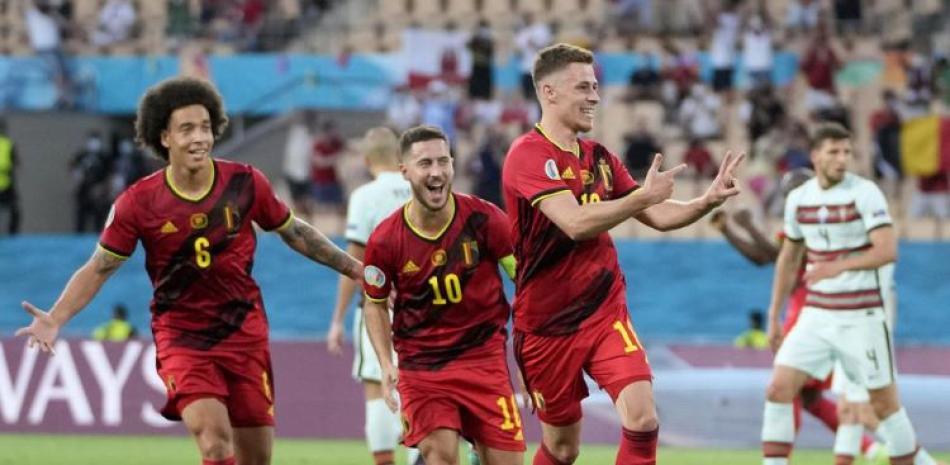 Axel Witsel, Eden Hazard y Thorgan Hazard celebran el gol de Bélgica en la victoria 1-0 ante Portugual en la Euro 2020.
