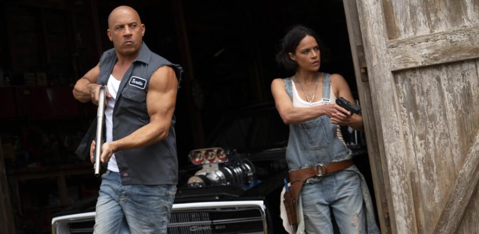 En esta imagen proporcionada por Universal Pictures, Vin Diesel, izquierda, y Michelle Rodriguez actúan en una escena de "F9: The Fast Saga".

Foto: Giles Keyte/Universal Pictures vía AP