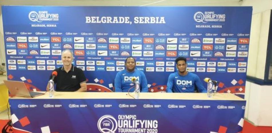 Melvin López, dirigente del equipo nacional de baloncesto, y el capitán Víctor Liz, en la conferencia de prensa de este lunes en Serbia.