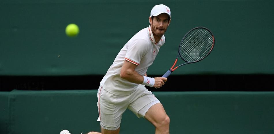 Andy Murray aparece en acción durante su partido de primera ronda frente a  Nikoloz Basilashvili en el Abierto de Wimbledon.