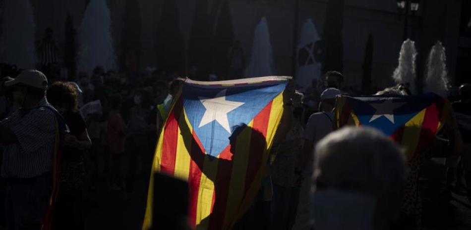 Un manifestante sostiene una bandera independentista estelada el domingo 27 de junio de 2021 durante una protesta contra la visita del rey Felipe VI a Barcelona, España. (AP Foto/Joan Mateu)