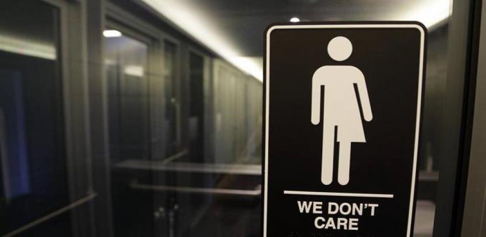 Los legisladores del estado estadounidense de Carolina del Norte llegaron a un acuerdo para retirar una controvertida ley sobre las reglas de uso de baños públicos por personas transgénero. Foto: Redacción El Universo