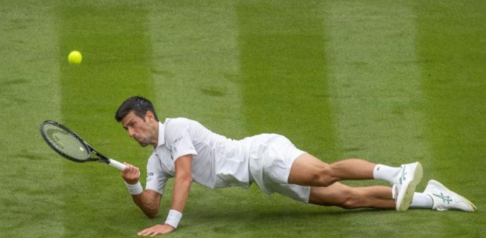 Novak Djokovic resbala durante su partido frente a Jack Riper en la primera ronda del Abierto de Wimbledon.