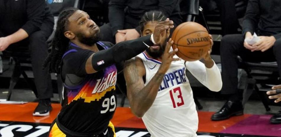 Paul George, de los Clippers, intenta evadir la cerrada defensa de Jae Crowder, de los Suns, en acción del quinto partido de la final de la Conferencia Oeste de los playoffs de la NBA.