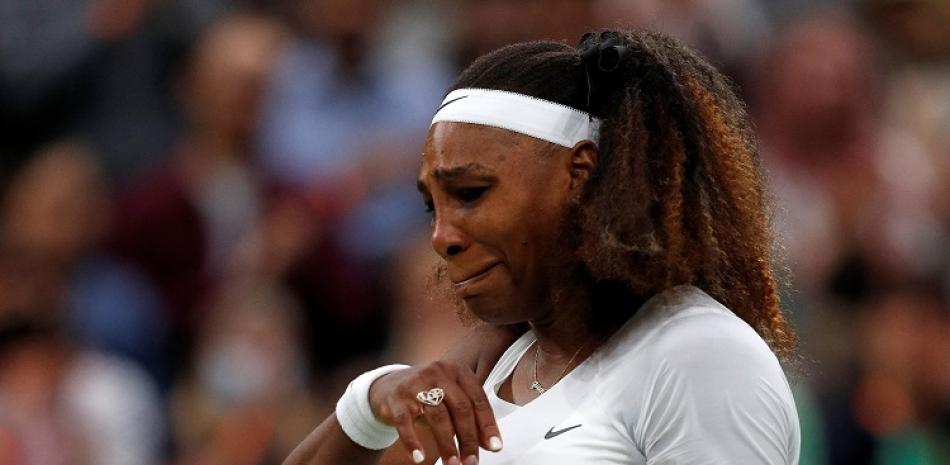 Serena Williams reacciona luego de tener que retirarse en su partido de primera ronda en el Abierto de Wimbledon frente a la bielorrusa Aliaksandra Sasnovich.