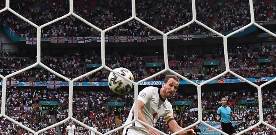 Harry Kane, de Inglaterra, celebra luego de conseguir su gol en el partido de octavos de final frente a Alemania en la Eurocopa.