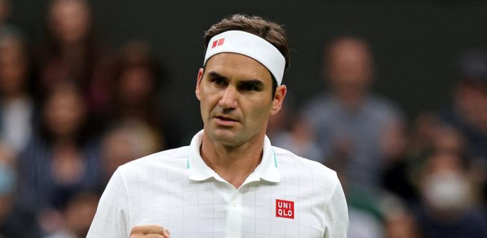 Roger Federer reacciona durante su partido frente a Adrian Mannarino en la primera ronda del Abierto de Wimbledon.