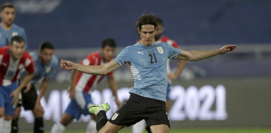Edinson Cavani, de Uruguay, convierte un penal ante Paraguay durante un partido de la Copa América, disputado el lunes en Río de Janeiro.