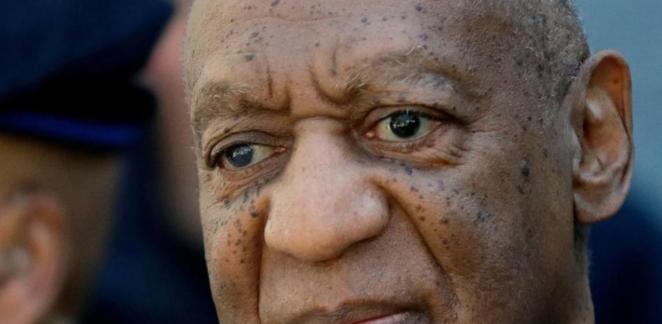 En esta foto del 26 de abril de 2018, el actor y comediante Bill Cosby sale del juzgado tras ser hallado culpable en un nuevo juicio de abuso sexual en Norristown, Pensilvania. (AP Foto/Matt Slocum, Archivo).