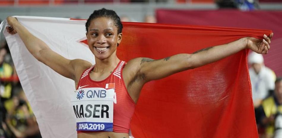 Salwa Eid Naser, de Bahréin, celebra su victoria en la final de los 400 metros en el Mundial de atletismo en Doha, Qatar, el 3 de octubre de 2019.
