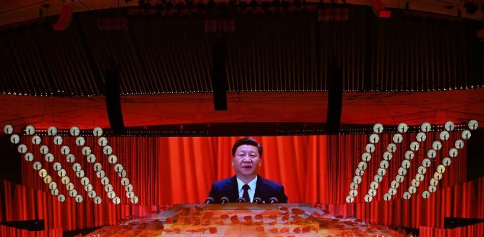 El presidente chino Xi Jinping se ve en una pantalla grande durante una actuación cultural como parte de la celebración del 100 aniversario de la fundación del Partido Comunista de China, en el estadio nacional Bird's Nest en Beijing. Noel Celis/ AFP