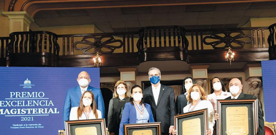 El presidente Luis Abinader junto a los galardonados ayer en el Palacio Nacional.