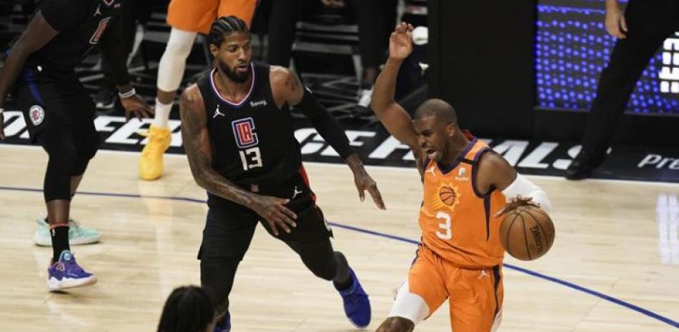 Chris Paul, de los Suns, trata de evadir la defensa de Paul George, de los Clippers, en el sexto partido de la final de la Conferencia del Oeste en los playoffs de la NBA