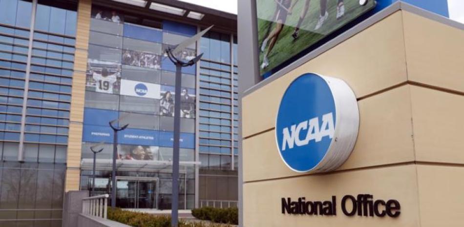 Foto de las oficinas de la NCAA en Indianápolis. El miércoles, su Junta de Directores decidió permitir las compensaciones sobre el uso de su nombre e imagen para atletas.