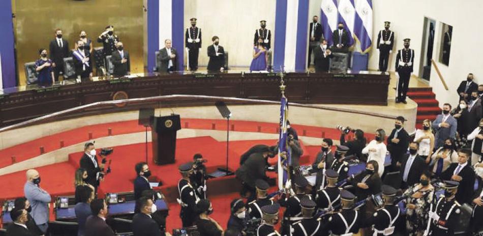 El presidente de El Salvador, Nayib Bukele, escucha el himno nacional antes de su discurso anual sobre el