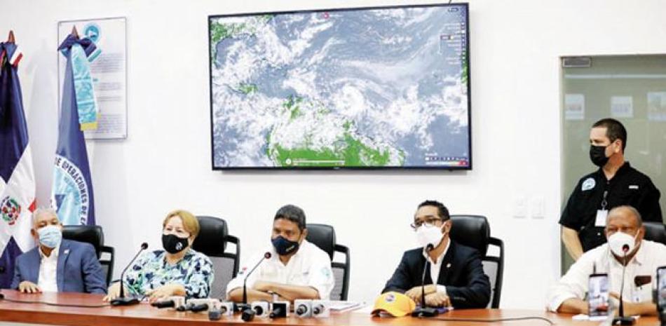 Los directores del COE, Juan Manuel Méndez, y de Meteorología, Gloria Ceballos, durante una rueda de prensa donde informaron que hay 14 provincias en alerta. FUENTA
