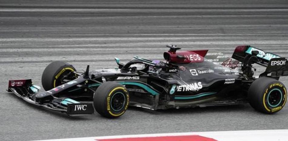 Lewis Hamilton al volante de su Mercedes en la segunda sesión de prácticas para el Gran Premio de Austria.