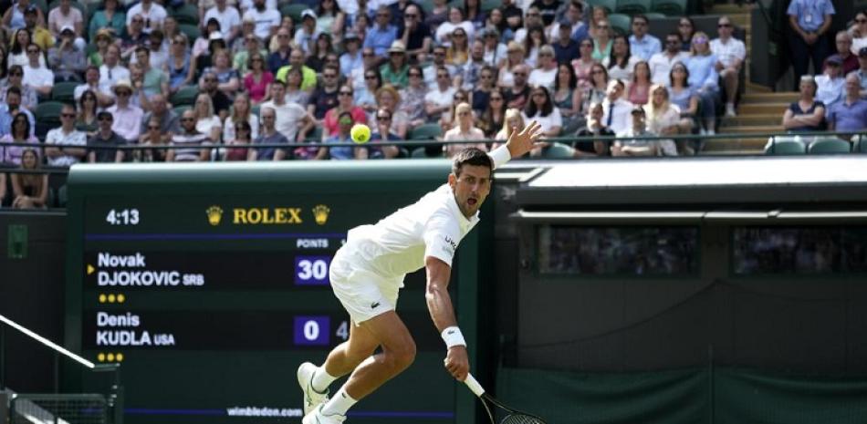Novak Djokovic devuelve ante Denis Kudla en el duelo de tercera ronda del torneo de Wimbledon.