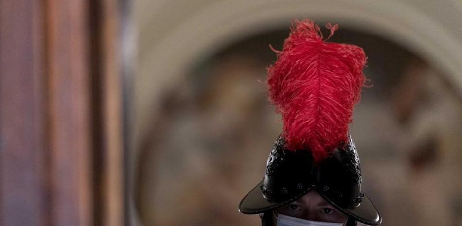 Un guardia suizo con mascarilla para prevenir el contagio del COVID-19 monta guardia en una puerta luego de una visita al Vaticano del secretario de Estado norteamericano Antony Blinken, el lunes 28 de junio de 2021, en Roma. (AP Foto/Andrew Harnik, Pool)