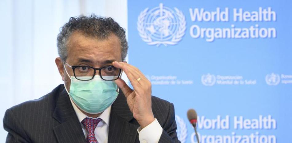 En esta foto de archivo del 24 de mayo de 2021, el director general de la Organización Mundial de la Salud, Tedros Adhanom Ghebreyesus, habla en la sede de la IMS en Ginebra. La OMS dijo el viernes 2 de julio de 2021 que el mundo se encuentra en un "período muy peligroso" de la pandemia de COVID-19 ya que se ha identificado la altamente contagiosa variante delta en casi 100 países. (Laurent Gillieron/Keystone via AP, File)