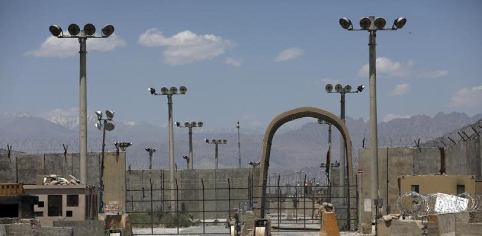 En la imagen, vista de un acceso a la base aérea de Bagram , en Afganistán, el 25 de junio de 2021. (AP Foto/Rahmat Gul)