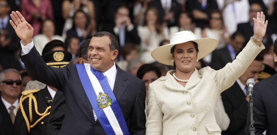 Fotografía de archivo del 27 de enero de 2010 del presidente de Honduras, Porfirio Lobo, y la primera dama Rosa Elena Bonilla después de que Lobo prestó juramento al cargo en Tegucigalpa. (AP Foto/Arnulfo Franco, Archivo)